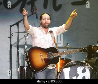 Josh Thompson tritt während des „CMT on Tour: Luke Bryan's Tailgates and Tanlines 2011“ im Monroe Civic Center in Monroe, La, auf. Stockfoto