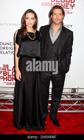 Angelina Jolie und Brad Pitt während der Premiere von „in the Land of Blood and Honey“ an der School of Visual Arts Theatre in New York City. Stockfoto