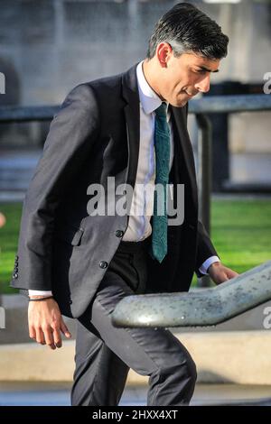 London, Großbritannien. 14. März 2022. Der Abgeordnete Rishi Sunak, Schatzkanzler, tritt heute Nachmittag in das Finanzministerium ein. Kredit: Imageplotter/Alamy Live Nachrichten Stockfoto