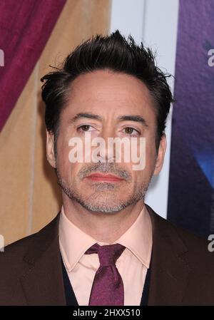 Robert Downey Jr. während der Premiere von „Sherlock Holmes A Game of Shadows“ in Los Angeles im Village Theatre in Westwood, Kalifornien Stockfoto