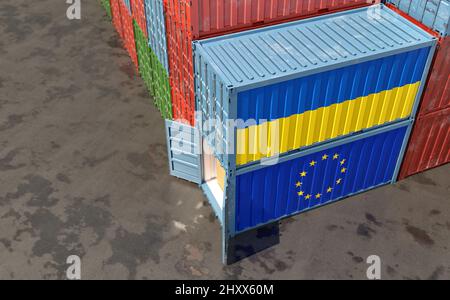 Frachtcontainer mit Flaggen der Europäischen Union und der Ukraine. 3D Rendering Stockfoto