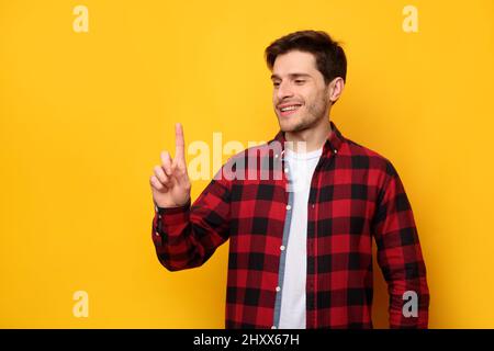 Aufgeregter Mann zeigt auf den Kopierbereich Stockfoto