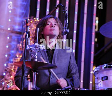 Zac Hanson von Hanson tritt während des „Rock the Red Kettle“-Konzerts der Heilsarmee in 5 Towers in Universal City, USA, auf. Stockfoto