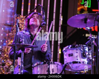 Zac Hanson von Hanson tritt während des „Rock the Red Kettle“-Konzerts der Heilsarmee in 5 Towers in Universal City, USA, auf. Stockfoto