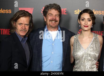 William H. Macy, John Wells und Emmy Rossum während des Empfangs der „Shameless“ Saison 2 im Haus Los Angeles Stockfoto