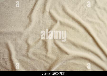 Flauschige, zarte Pastellbiege-Qualität mit Wellen und Falten. Weiche, pastellfarbene Textilstruktur. Abstrakter Hintergrund. Stockfoto