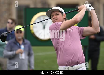 Ponte Vedra Beach, Usa. 14. März 2022. Am Montag, den 14. März 2022, schlägt sich der Australier Cameron Smith in der Endrunde der 2022 Players PGA Championship auf dem Stadionkurs auf dem TPC Sawgrass in Ponte Vedra Beach, Florida, auf dem 1.-Loch-Platz ab. Das Golfturnier wurde wegen Wetterverzögerungen um einen Tag verlängert. Foto von Joe Marino/UPI Credit: UPI/Alamy Live News Stockfoto