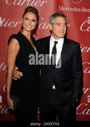 George Clooney und Stacy Keibler nahmen an der Gala der Palm Springs International Film Festival Awards 2012 Teil, die im Palm Springs Convention Center in Palm Springs, USA, stattfand. Stockfoto