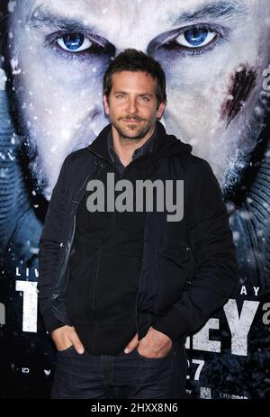 Bradley Cooper bei der Weltpremiere von „The Grey“ im Regency Cinemas, Los Angeles Stockfoto