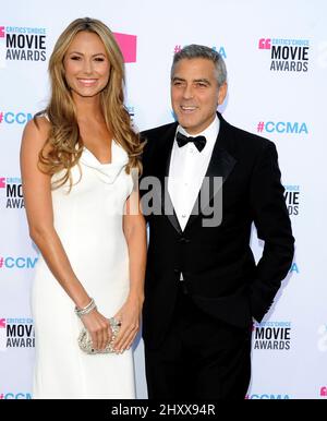 George Clooney und ihre Freundin Stacy Keibler kommen beim Critics' Choice Movie 2012 im Hollywood Palladium in Los Angeles, USA, an. Stockfoto