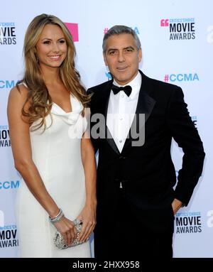 George Clooney und ihre Freundin Stacy Keibler kommen beim Critics' Choice Movie 2012 im Hollywood Palladium in Los Angeles, USA, an. Stockfoto