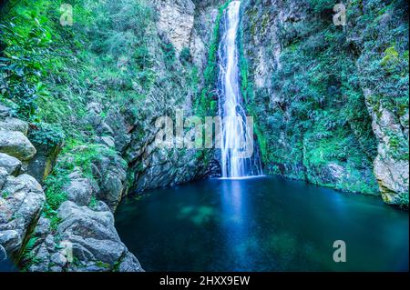 Foto zeigt felsige Schlucht, in der ein Gebirgsfluss fließt. Der Fluss fließt durch riesige Steinblöcke. Die bezaubernde Tierwelt der karibischen Insel begeistert mit Witz Stockfoto