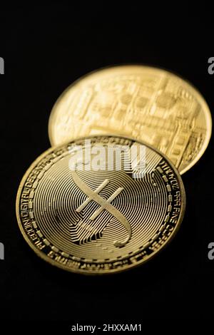 Nahaufnahme einer goldenen digitalen Kryptowährung von Filecoin. Stockfoto