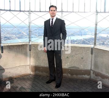 Matt Bomer aus der USA Network-Serie 'White Collar' besucht das Empire State Building in New York, USA. Stockfoto