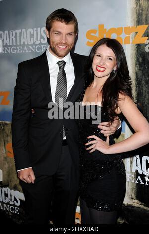 Liam McIntyre und seine Freundin kommen zur Premiere von „Spartacus Vengeance“ im ArcLight in Los Angeles, USA. Stockfoto