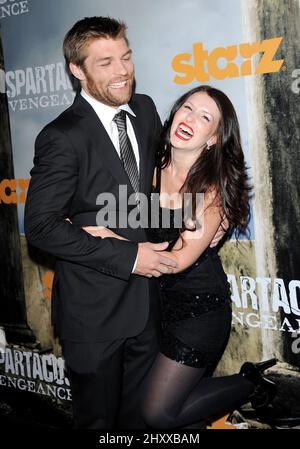 Liam McIntyre und seine Freundin kommen zur Premiere von „Spartacus Vengeance“ im ArcLight in Los Angeles, USA. Stockfoto