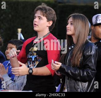 Prince Jackson und Paris Jackson als Michael Jackson Anwesen feiert den „King of Pop“ mit einer Hand & Footprint Zeremonie im Grauman's Chinese Theatre in Los Angeles, USA. Stockfoto