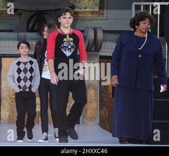 Blanket Jackson, Paris Jackson, Prince Jackson und Katherine Jackson auf der Bühne, während das Michael Jackson Anwesen den „King of Pop“ mit einer Hand & Footprint Zeremonie im Grauman's Chinese Theatre in Los Angeles, USA, feiert. Stockfoto