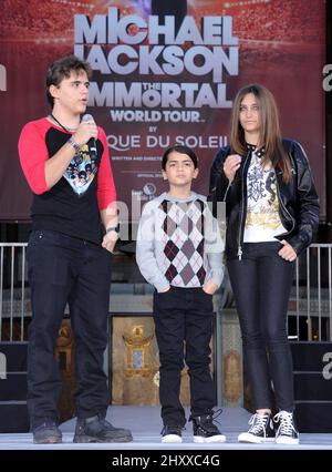 Prince Jackson, Blanket Jackson und Paris Jackson auf der Bühne, während das Michael Jackson Anwesen den „King of Pop“ mit einer Hand & Footprint Zeremonie im Grauman's Chinese Theatre in Los Angeles, USA, feiert. Stockfoto