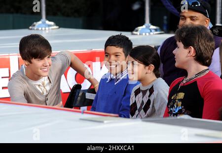 Justin Bieber, 'Blanket' Jackson und Prince Jackson während einer Zeremonie zu Ehren des verstorbenen Michael Jackson mit Hand- und Fußabdrücken in Cement, die am 26. Januar 2012 im Grauman's Chinese Theatre in Los Angeles stattfand. Stockfoto