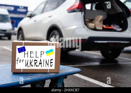 Nahaufnahme der freiwilligen Zyrrying-Box mit humanitärer Hilfe für ukrainische Flüchtlinge auf der Straße Stockfoto