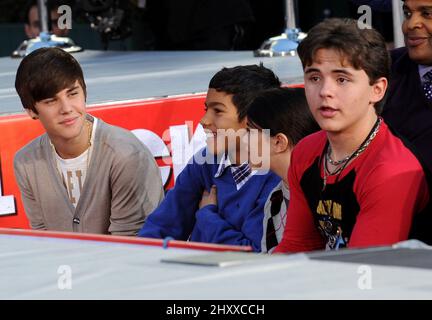 Justin Bieber, 'Blanket' Jackson und Prince Jackson während einer Zeremonie zu Ehren des verstorbenen Michael Jackson mit Hand- und Fußabdrücken in Cement, die am 26. Januar 2012 im Grauman's Chinese Theatre in Los Angeles stattfand. Stockfoto