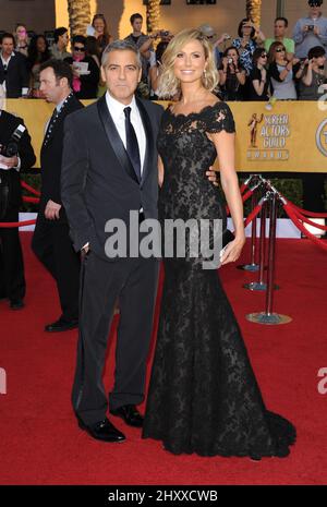 George Clooney und Stacy Keibler kommen bei den Annual Screen Actors Guild Awards (Sags) 18. im Shrine Auditorium, Los Angeles, USA. Stockfoto