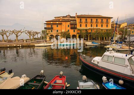 Die Küste von Torri del Benaco am Gardasee, in der Provinz Verona, Venetien, Nordostitalien Stockfoto