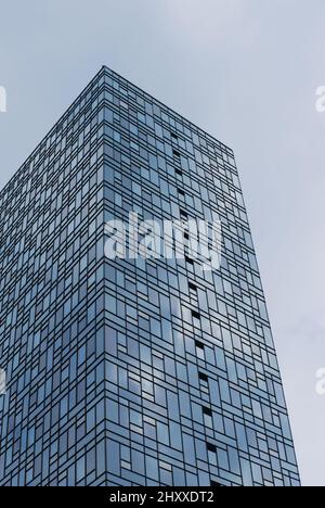 Hochhaus gegen den Himmel in der Metropole. Großer Business-Wolkenkratzer aus Glas. Stockfoto