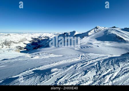 Panoramablick auf das österreichische Skigebiet Hintertuxer Gletscher in der Region Tirol gegen blauen Himmel Stockfoto