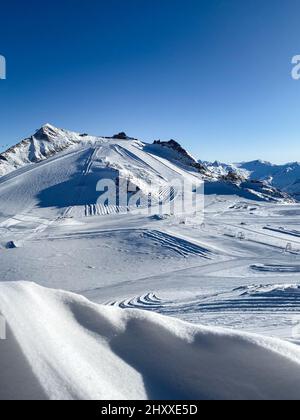 Panoramablick auf das österreichische Skigebiet Hintertuxer Gletscher in der Region Tirol gegen blauen Himmel Stockfoto