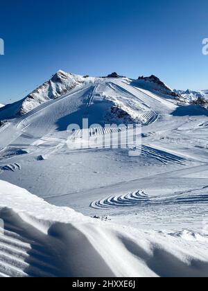 Panoramablick auf das österreichische Skigebiet Hintertuxer Gletscher in der Region Tirol gegen blauen Himmel Stockfoto