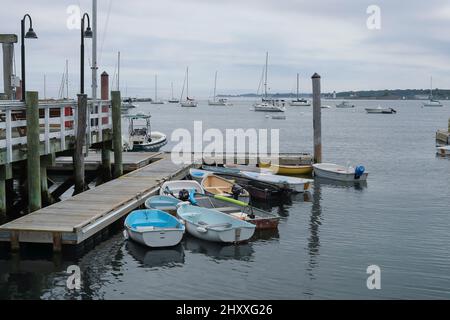 Dies ist Pepperell Cove im Süden von Maine. Frisbee Wharf ist sichtbar mit Bootstie ups.IT ist ein kleiner Kai in diesem gut geschützten Hafen, mit einfachen ein Stockfoto