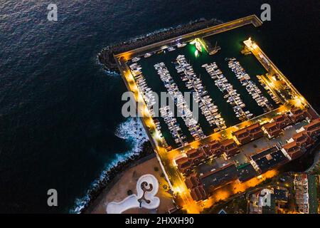 Draufsicht auf den Yachthafen mit Yachten bei Nacht auf der Insel Teneriffa, Kanarische Inseln, Spanien. Stockfoto