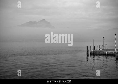 Winter am Gardasee, gesehen von Torri del Benaco in der Provinz Verona, Venetien, Nordostitalien Stockfoto