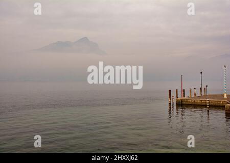 Winter am Gardasee, gesehen von Torri del Benaco in der Provinz Verona, Venetien, Nordostitalien Stockfoto