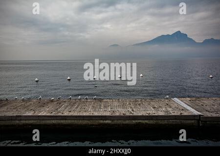 Winter am Gardasee, gesehen von Torri del Benaco in der Provinz Verona, Venetien, Nordostitalien Stockfoto