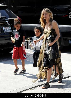 Heidi Klum und ihre Söhne Henry Samuel und Johan Samuel werden gesehen, wie sie die Karate-Klasse in Los Angeles, USA, verlassen. Stockfoto