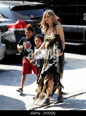 Heidi Klum und ihre Söhne Henry Samuel und Johan Samuel werden gesehen, wie sie die Karate-Klasse in Los Angeles, USA, verlassen. Stockfoto