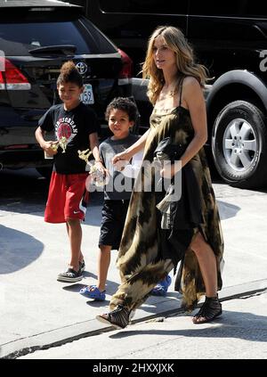 Heidi Klum und ihre Söhne Henry Samuel und Johan Samuel werden gesehen, wie sie die Karate-Klasse in Los Angeles, USA, verlassen. Stockfoto