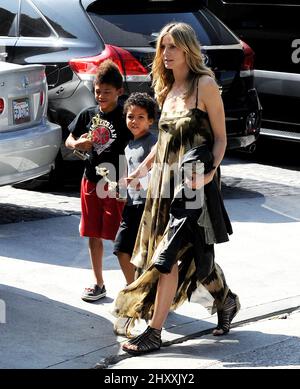 Heidi Klum und ihre Söhne Henry Samuel und Johan Samuel werden gesehen, wie sie die Karate-Klasse in Los Angeles, USA, verlassen. Stockfoto