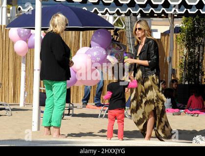 Heidi Klum, ihre Mutter und Tochter Lou Sulola Samuel sind auf dem Weg zu einer Geburtstagsfeier in Los Angeles, USA, zu sehen. Stockfoto
