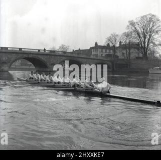 1961, historisch, die Crew des Cambridge University Boat Clubs an der Themse in Henley-in-Thames, in der englischen Grafschaft, im Training für das bevorstehende Oxford und Cambridge Boat Race, England, Großbritannien. Dieses berühmte Ruderrennen der Universität, das 1829 begann, ist ein jährliches Ereignis auf der Themse auf der Championship-Strecke zwischen Putney und Barnes im Südwesten Londons. Stockfoto