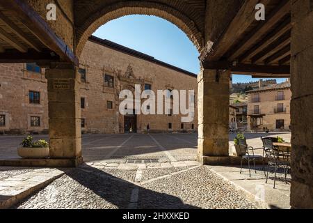 Mittelalterliche Häuser und der Palast der Grafen von Miranda in der Stadt Pena Aranda de Duero Hauptplatz. Burgos. Spanien. Stockfoto