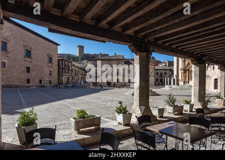 Mittelalterliche Häuser und Palast in der Stadt Pena Aranda de Duero Hauptplatz mit dem Schloss mit Blick auf den Platz. Burgos. Spanien. Stockfoto