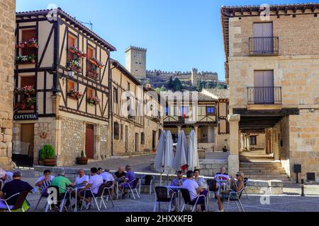 Schloss und typische Häuser in der Stadt Pena Aranda de Duero. Burgos. Spanien. Stockfoto