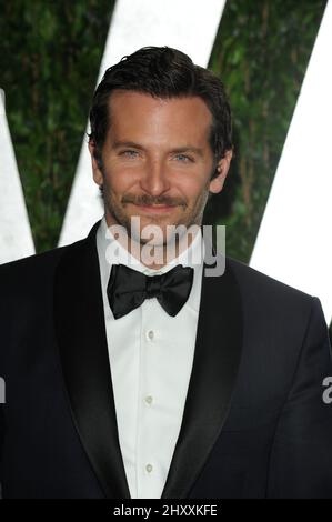 Bradley Cooper nimmt an der Vanity Fair Oscar Party 2012 im Sunset Towers Hotel in Los Angeles, USA, Teil. Stockfoto