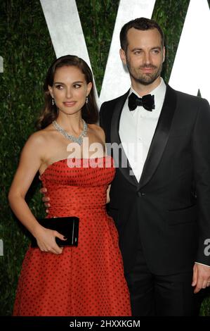 Natalie Portman und Benjamin Millepied nahmen an der Vanity Fair Oscar Party 2012 im Sunset Towers Hotel in Los Angeles, USA, Teil. Stockfoto