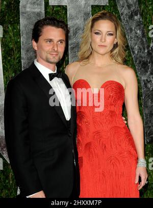 Kate Hudson und Freund Matthew Bellamy kommen zur Vanity Fair Oscar Party 2012 im Sunset Towers Hotel in Los Angeles, USA. Stockfoto