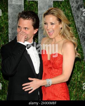 Kate Hudson und Freund Matthew Bellamy kommen zur Vanity Fair Oscar Party 2012 im Sunset Towers Hotel in Los Angeles, USA. Stockfoto